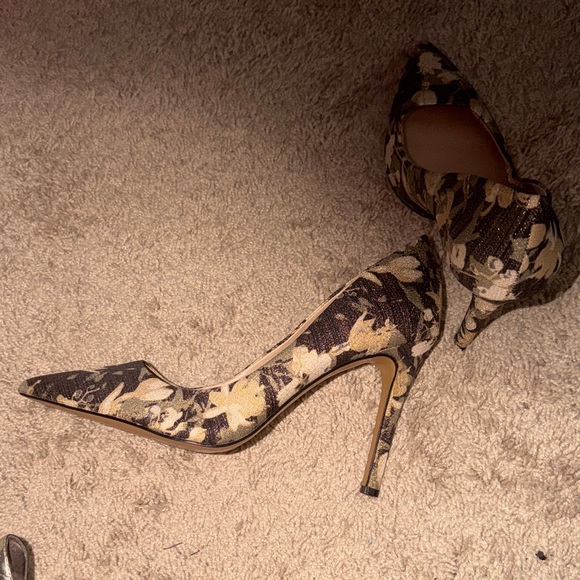 Vince Camuto Black and Gold Patterned Heels - Picture 4 of 4